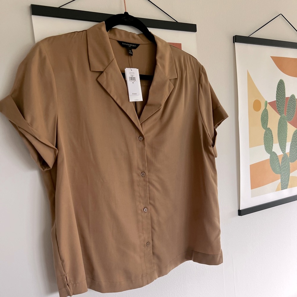 Brand New Banana Republic button down short sleeve shirt, size medium